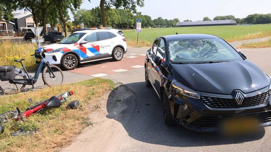 Man op snorfiets geschept door auto