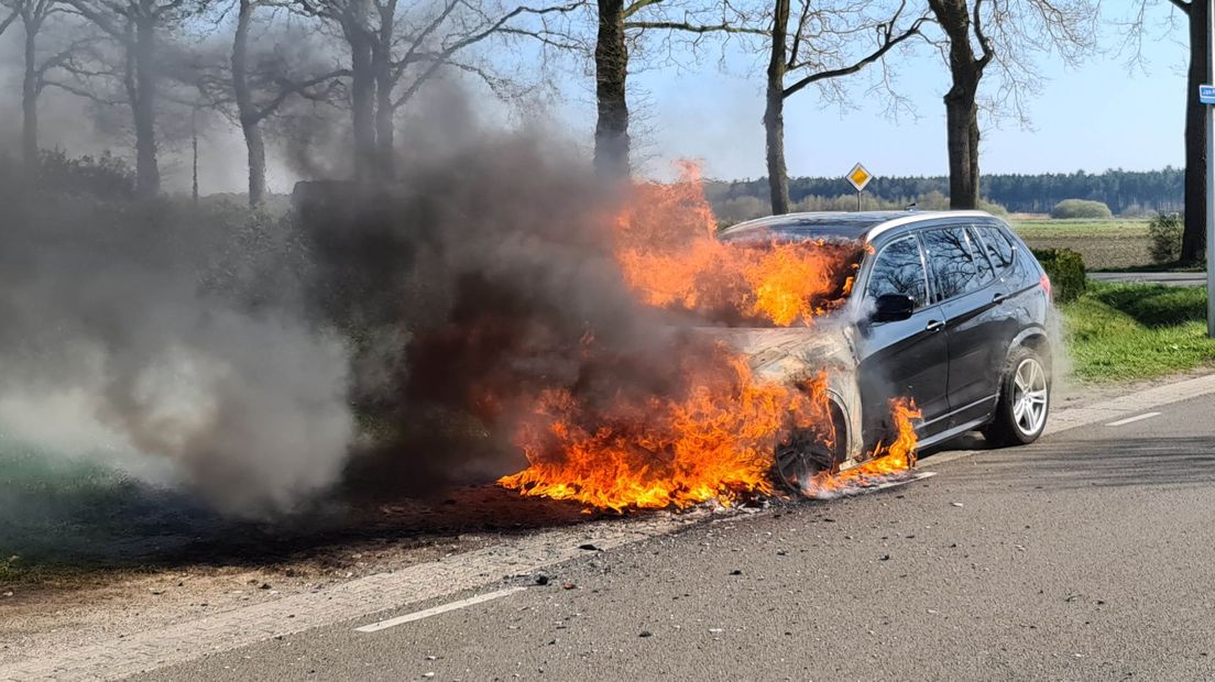 De auto vatte vlam tijdens het rijden