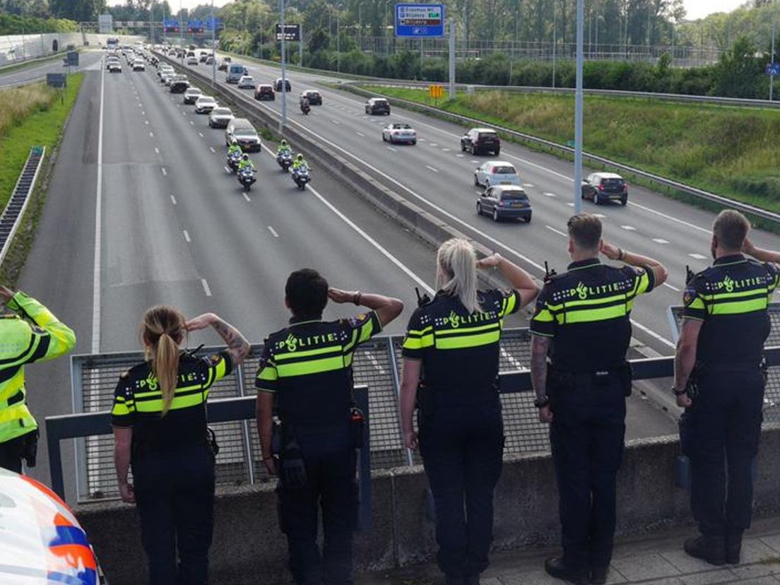 Rotterdamse politieagenten brengen een eresaluut aan hun omgekomen collega Arno