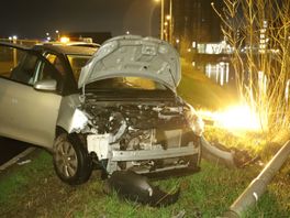 112-nieuws | Auto rijdt lantaarnpaal uit de grond - Tramverkeer gestremd door aanrijding met auto