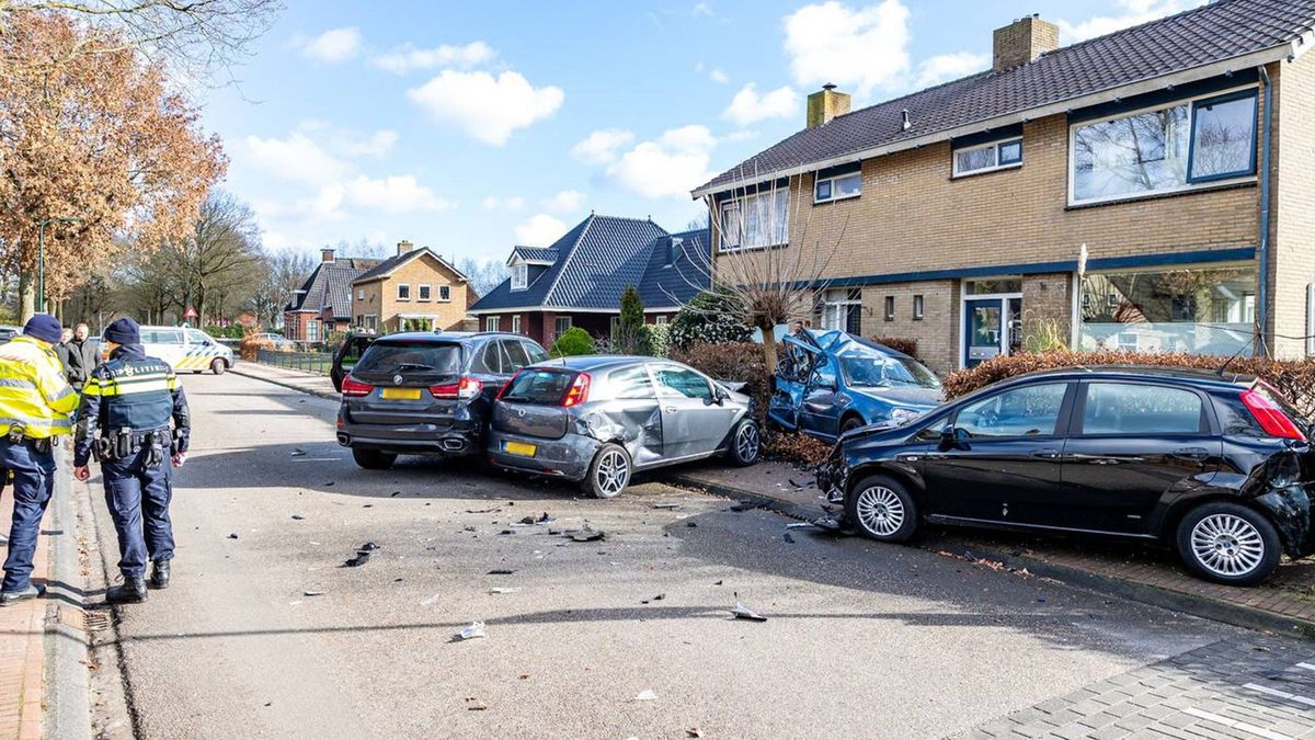 Botsing in Wijnjewoude met meerdere auto's, een auto belandt in voortuin