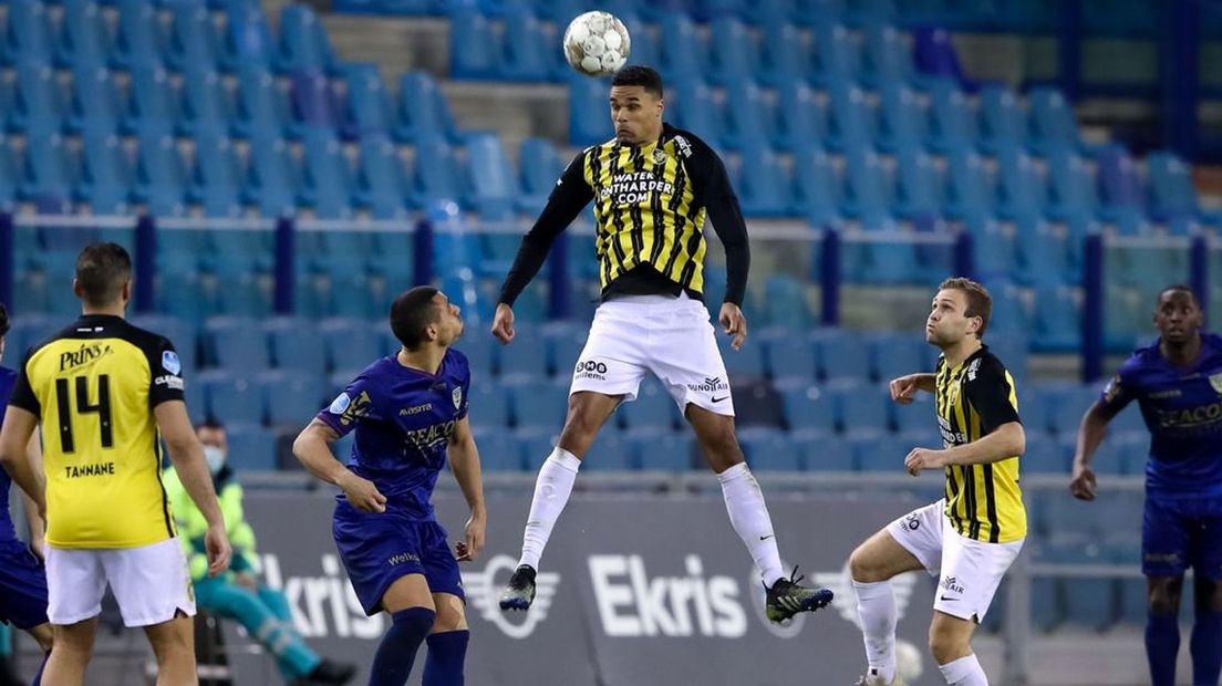 Danilho Doekhi torent boven iedereen uit tegen VVV Venlo.