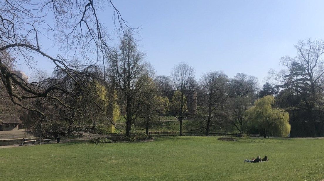 Het was zaterdag stralend weer, maar het Goffertpark en Kronenburgerpark in Nijmegen lagen er de hele dag stil bij. Al hielden niet overal mensen zich aan de regels die verdere verspreiding van het coronavirus moeten voorkomen. Zo werden Strand Horst en de markt in Ede 's middags gesloten.