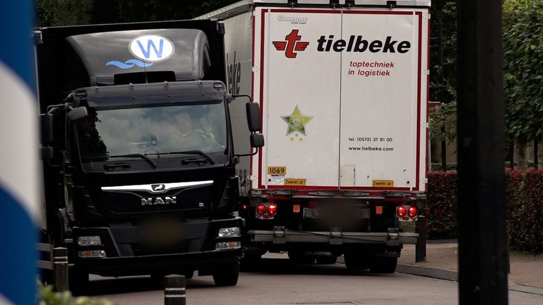 Twee vrachtwagens in de smalle straten van Garderen.