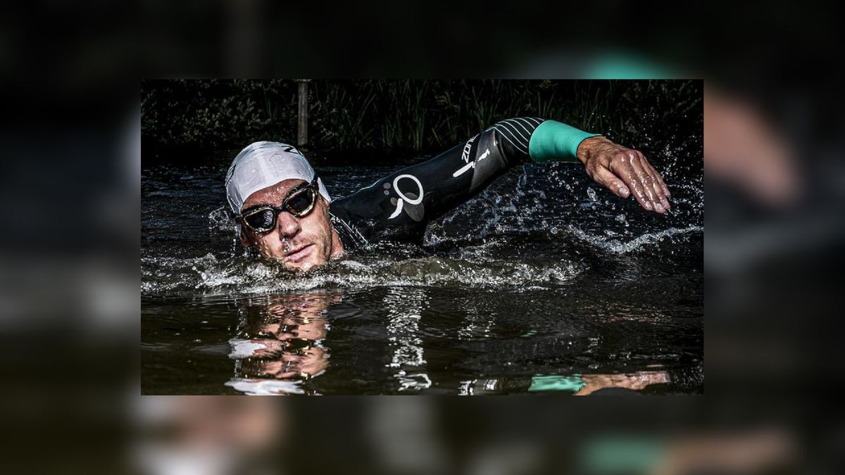 Benno Tuinstra zwemt de '11 van Joure' om geld op te halen voor kankeronderzoek