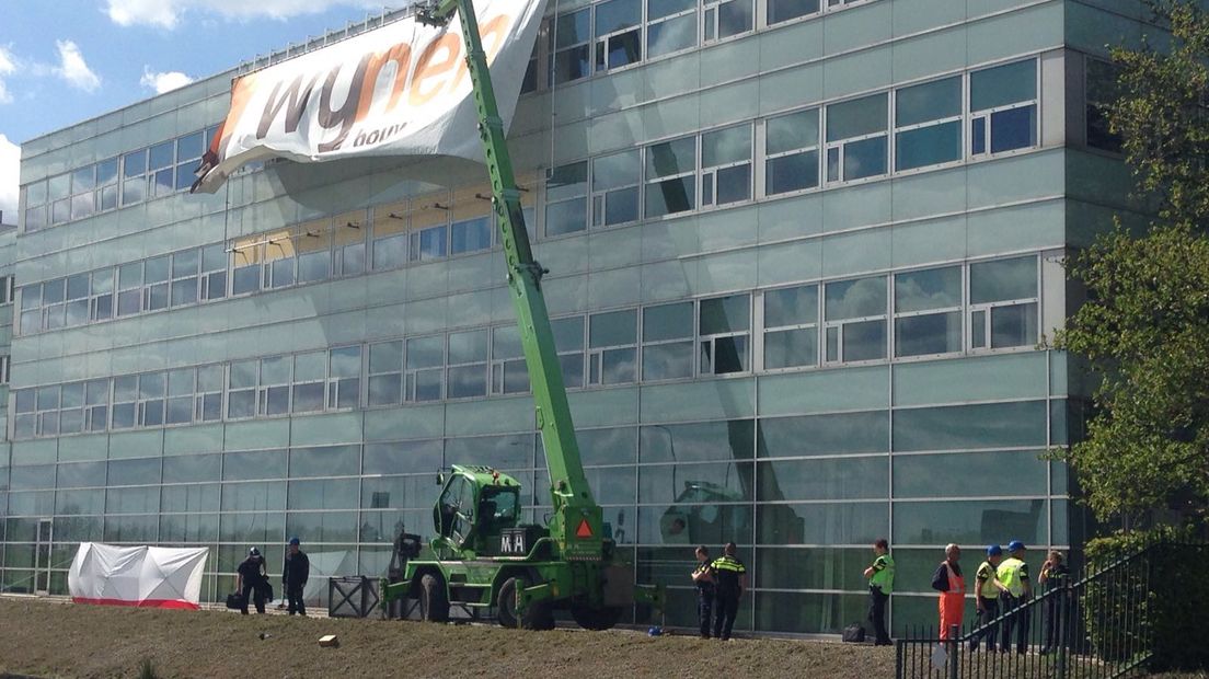 Bij een ongeval bij een hotel in Zaltbommel zijn dinsdagmiddag twee mensen overleden na een val uit een zogenoemde 'verreiker', een soort hoogwerker. Een derde persoon raakte gewond. Over de aard van de verwondingen van het slachtoffer (24), dat naar het ziekenhuis is gebracht, is niets bekend.