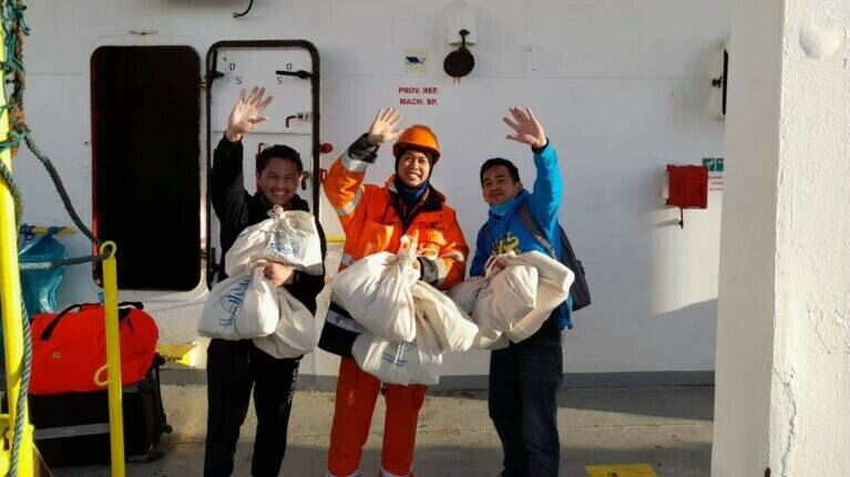 Zeelieden met hun kerstpakket