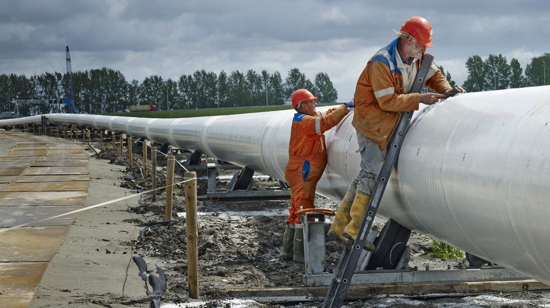 Bij Zevenhuizen wordt aan een gasbuis gewerkt. De gemeente Zuidplas is een van de acht Gazprom-afnemers in de regio.