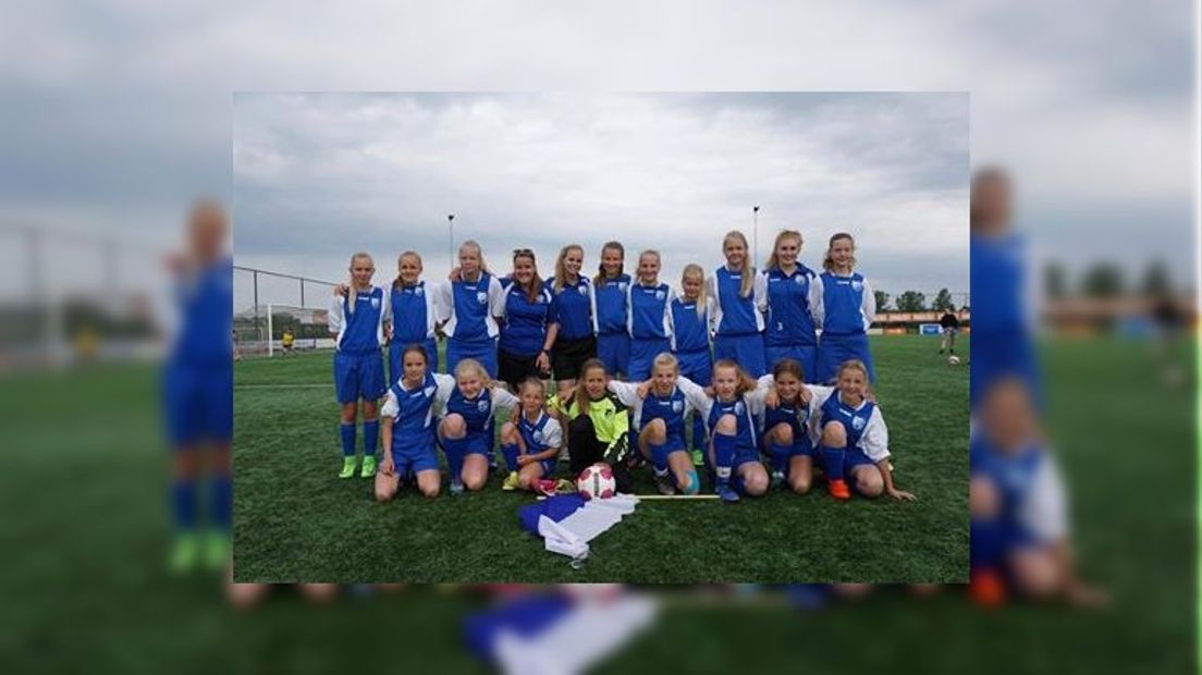 Het meisjes onder 13-team van VV Valthermond (Rechten: Kees Rustenhoven)