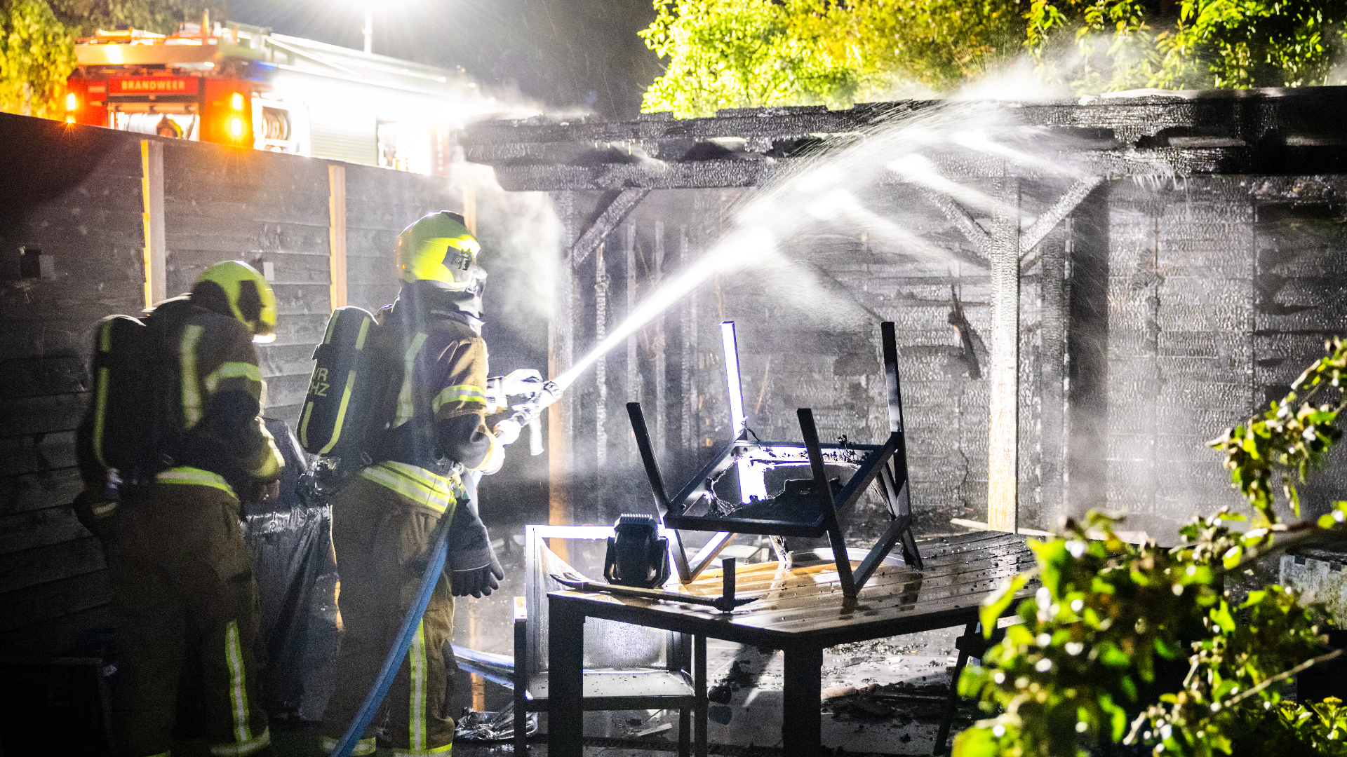 Brand in overkapping naast woning in Mookhoek.