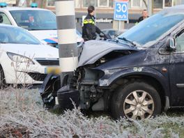 112-nieuws | Auto rijdt voorkant aan puin tegen verkeerslicht - Gewonde bij woningbrand in Gouda