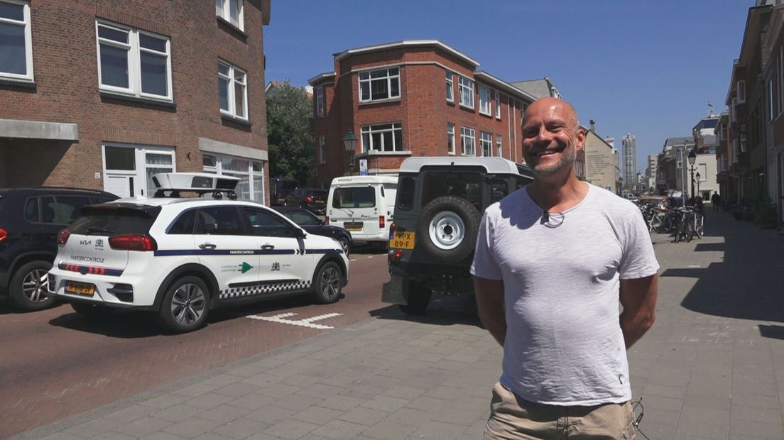 Gertjan Vierling met op de achtergrond de scanauto die toevallig langsrijdt