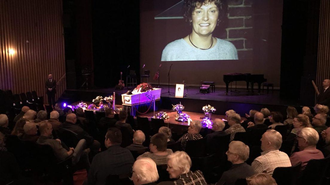 Veel mensen kwamen afscheid nemen van Jannie Karst (Rechten: RTV Drenthe/Jeroen Willems)