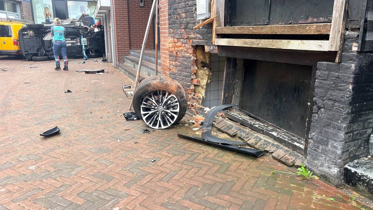Auto belandt op zijkant na botsing tegen winkel in Hardenberg