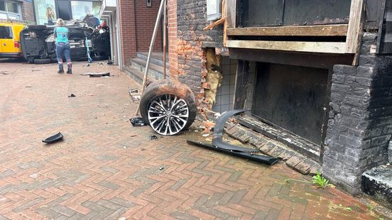 Auto belandt op zijkant na botsing tegen winkel in Hardenberg Home