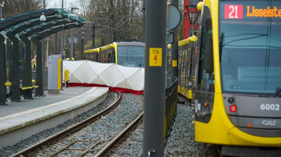 Voetganger overlijdt bij aanrijding met tram in IJsselstein. Voetganger overlijdt bij aanrijding met tram in IJsselstein.
