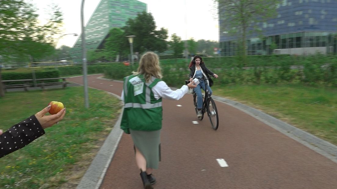 Een fietser op weg naar werk of school