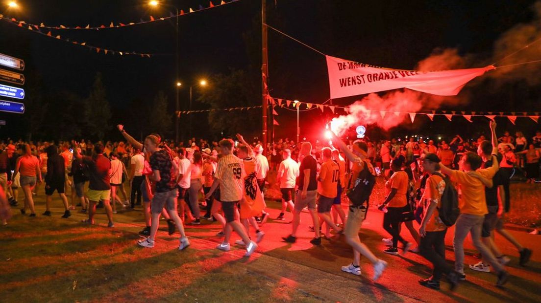 Oranjefans op de feestrotonde in Apeldoorn.