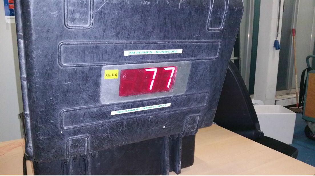 De man reed - terwijl hij geen rijbewijs heeft - op een opgevoerde scooter.