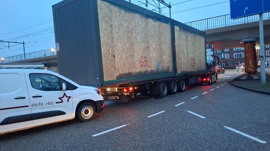 Lading vrachtwagen schuift paar meter naar achter door botsing met viaduct. Lading vrachtwagen schuift paar meter naar achter door botsing met viaduct.