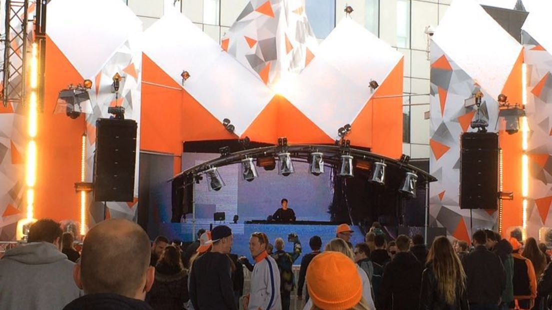 Het muziekevenement Beat The Bridge gaat ondanks het dodelijke ongeval op de John Frostbrug in Arnhem, woensdag, gewoon door. Dit laat de organisatie weten. Het evenement start om 12.00 uur en vindt plaats onder de brug waar dus eerder op de dag het ongeluk was.