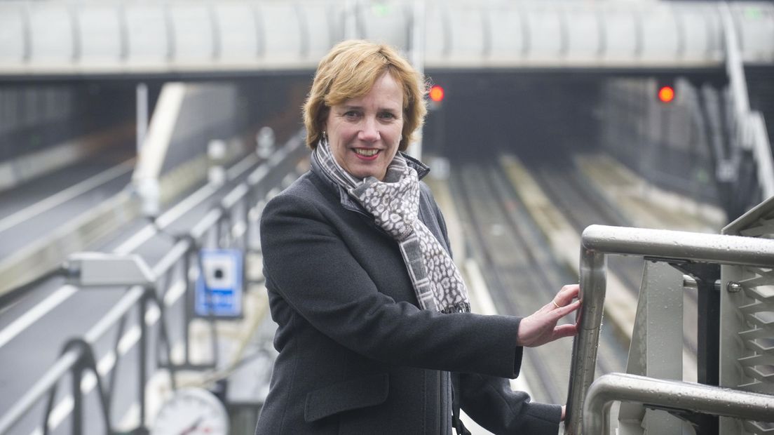 Burgemeester Anneke Raven voor de combitunnel in Nijverdal