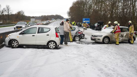 112-nieuws zaterdag 14 maart: A28 urenlang dicht na kettingbotsing met tien autos tijdens hagelbui. 112-nieuws zaterdag 14 maart: A28 urenlang dicht na kettingbotsing met tien autos tijdens hagelbui.
