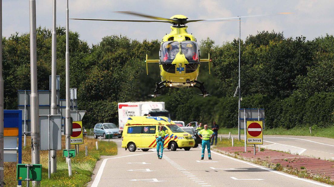 De traumahelikopter landt op de afrit van de A37 bij Hoogeveen (Rechten: Persbureau Meter)