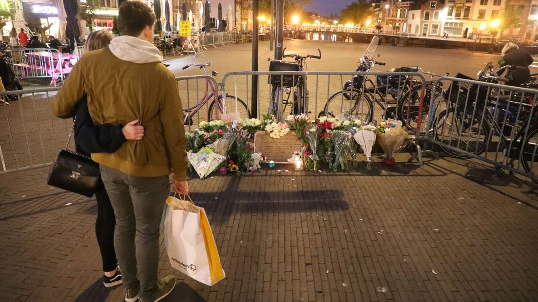 Voorbijgangers staan stil bij de dood van het 7-jarige meisje