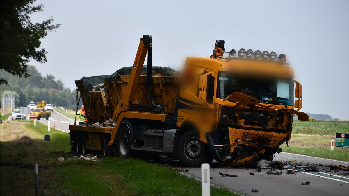 Bestuurder (82) overleden bij frontaal ongeluk met vrachtwagen in Kamperland