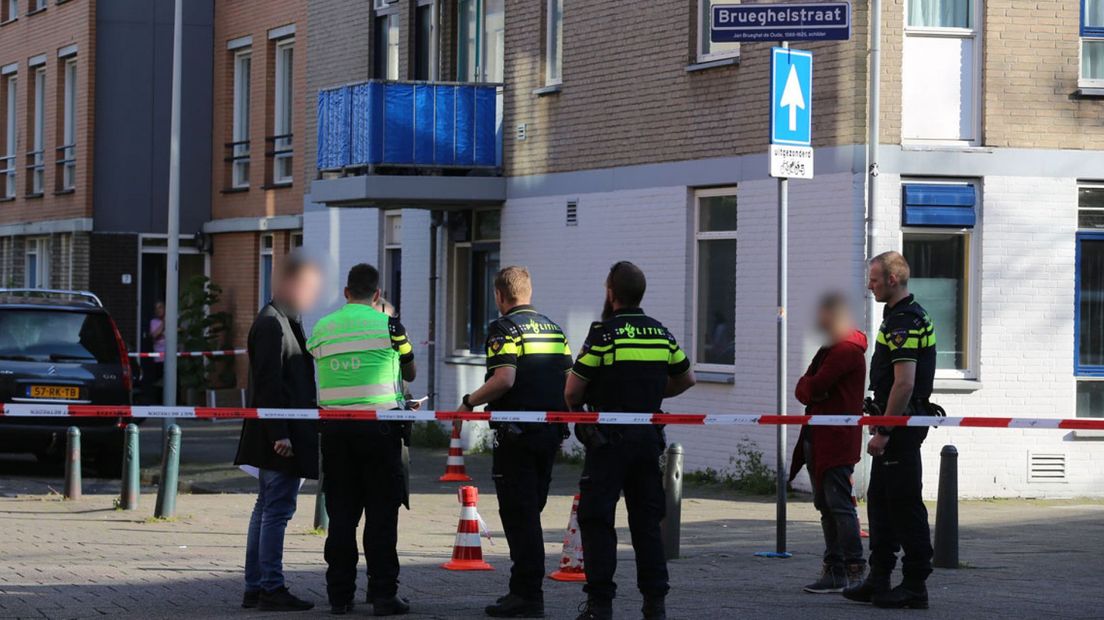 Politie-agenten in actie in de Haagse Brueghelstraat