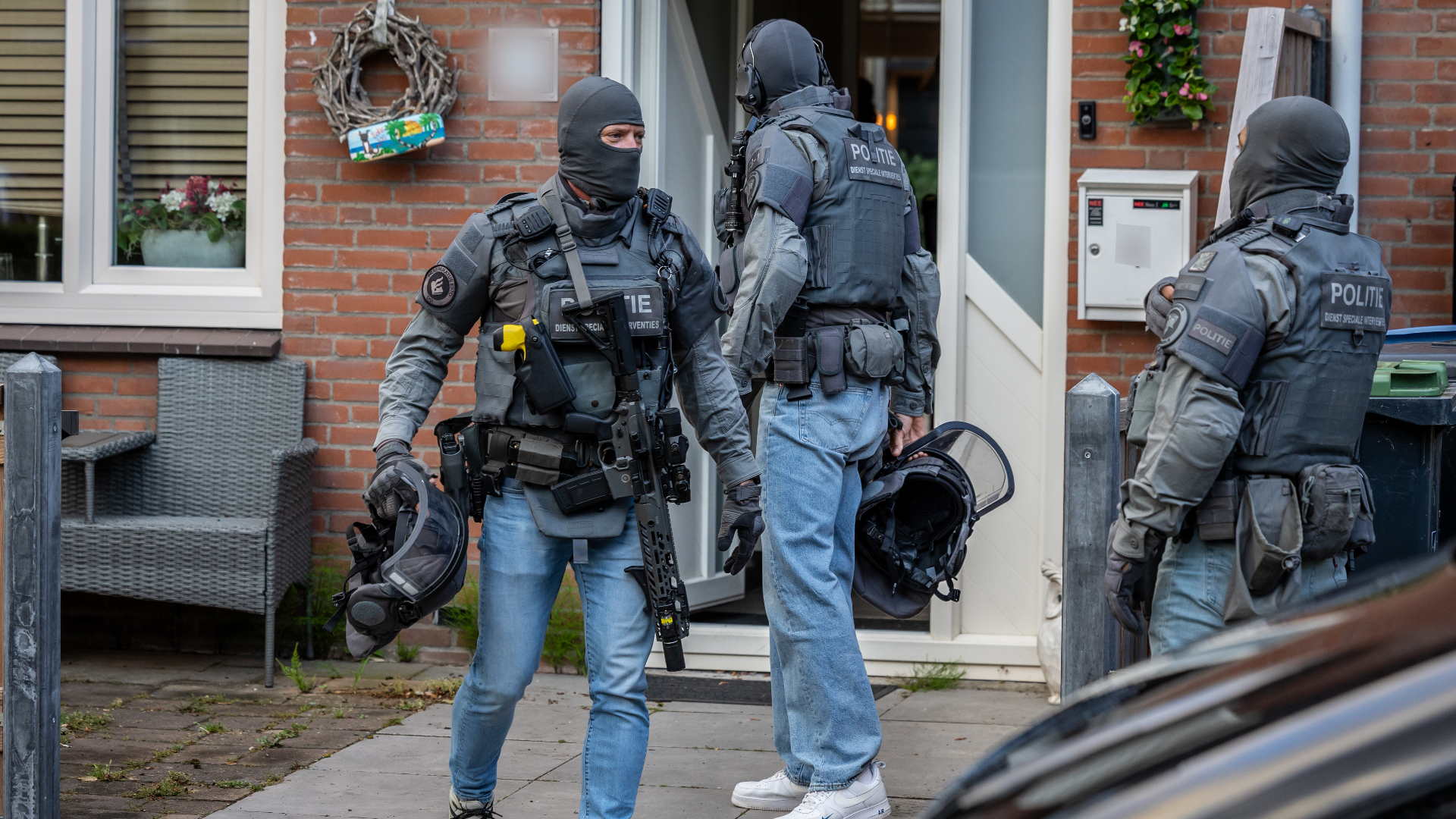 Op vier plaatsen in Hellevoetsluis deed de politie invallen.