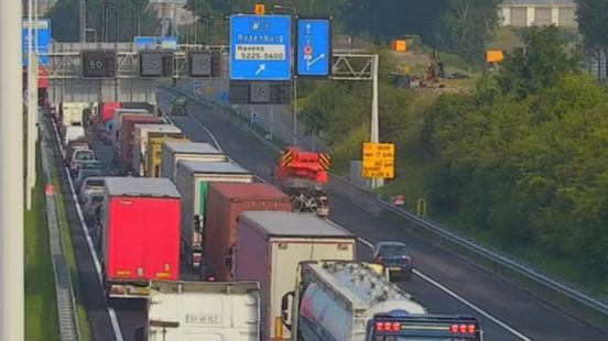 Verkeer muurvast door ongelukken op snelweg, meer dan uur vertraging. Verkeer muurvast door ongelukken op snelweg, meer dan uur vertraging.