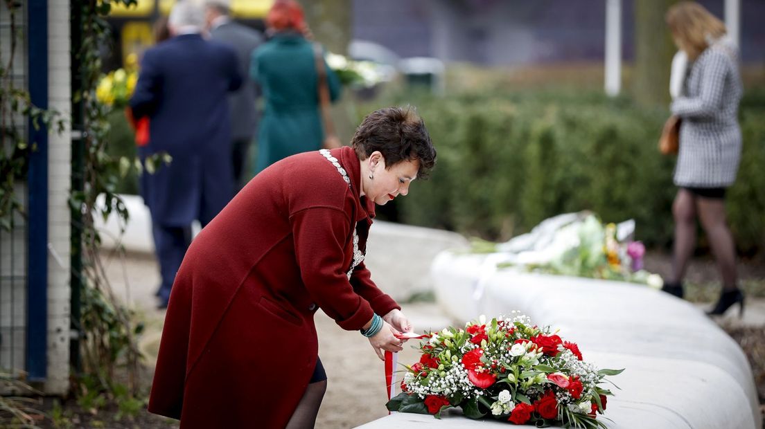 Burgemeester Dijksma legt bloemen bij het monument op het 24 Oktoberplein