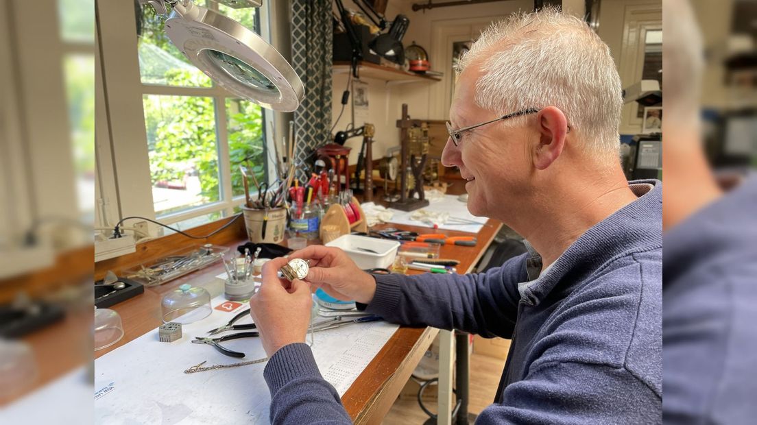 In de werkkamer kijkt Veldman naar een oud zakhorloge