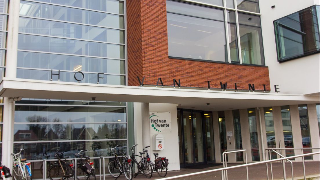 College wil Rabobank in gemeentehuis Hof van Twente