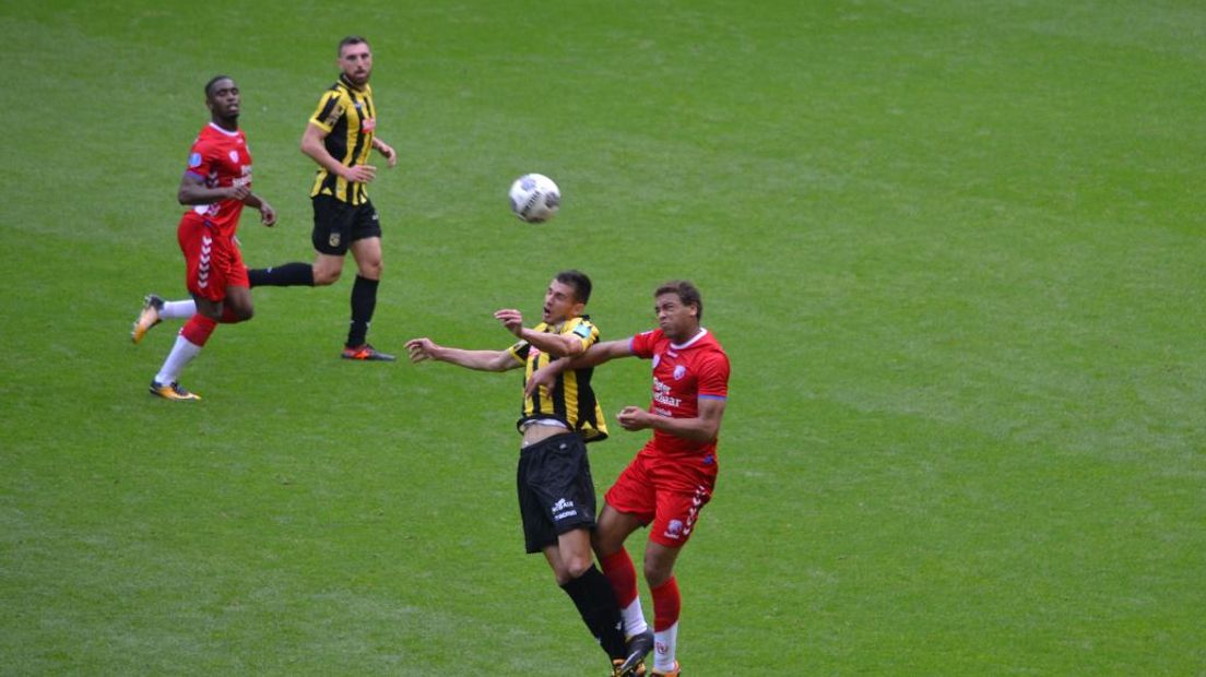 Vitesse heeft thuis tegen Utrecht met 1-1 gelijk gespeeld. De eerste helft was niet om aan te zien, na rust was het beter en dat kwam met name door de thuisclub.