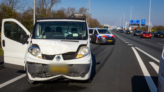 Kop-staartbotsing vlakbij afrit van snelweg. Kop-staartbotsing vlakbij afrit van snelweg.