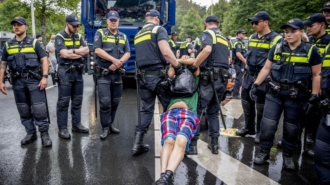 Het duurde bijna anderhalf uur voordat alle betogers waren gearresteerd