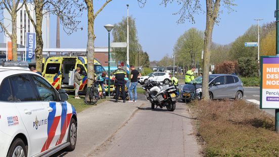 Automobilist botst op vuilniswagen| Wielrenner gewond na aanrijding. Automobilist botst op vuilniswagen| Wielrenner gewond na aanrijding.