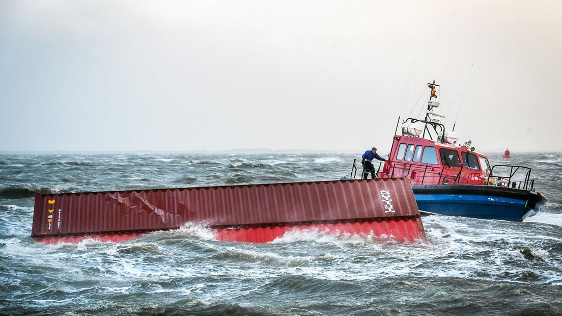 Een van de overboord geslagen containers opgepikt door een sleepboot