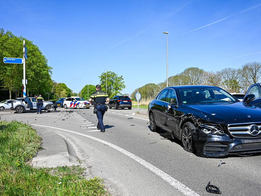 Beide auto's zijn afgesleept.