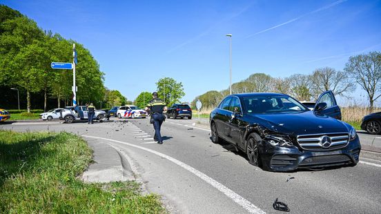 Scooterrijder raakt gewond • auto in de sloot