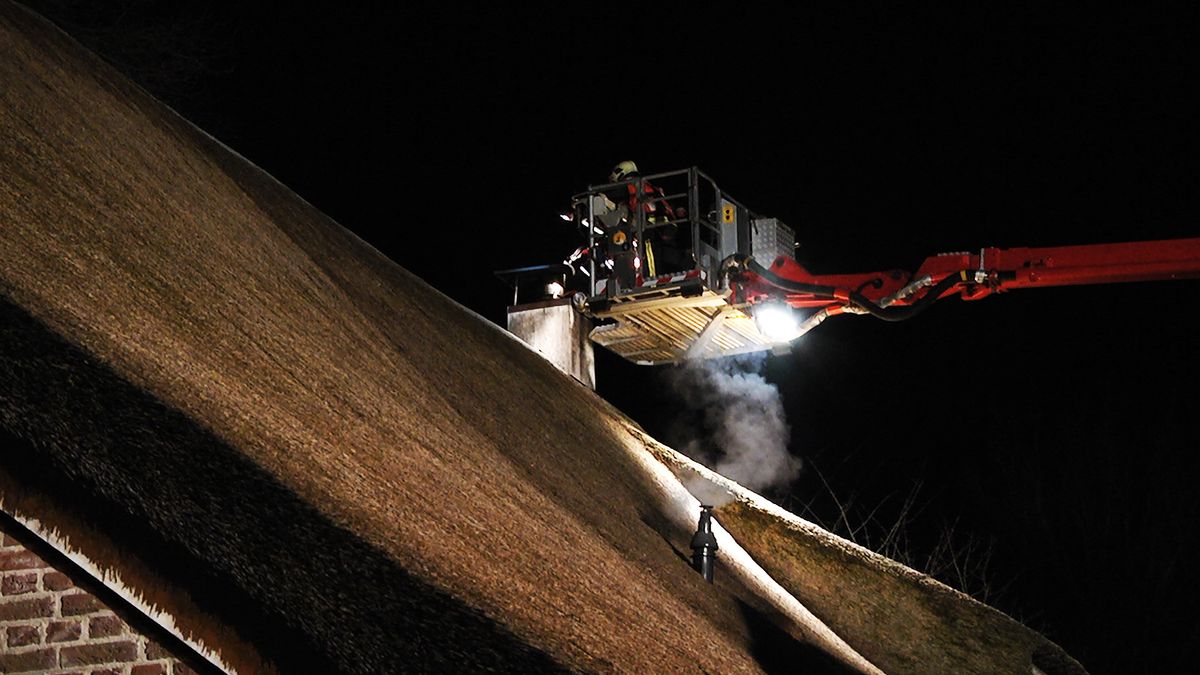 Brandweer redt rieten dak in Zwiggelte