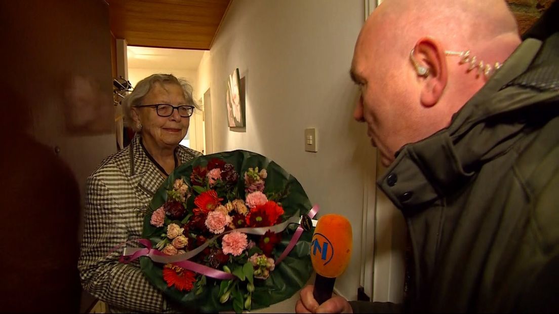 Ronald Niemeijer verrast mevrouw Klemens-Hilvering met een bloemetje