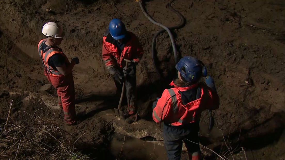 De waterstoring die 30.000 huishoudens in de Liemers trof, is ontstaan door een spontane leidingbreuk. Dat meldt Vitens. Twee weken geleden zaten inwoners van Zevenaar, Doesburg, Rheden, Rijnwaarden en Didam bijna 24 uur zonder water.