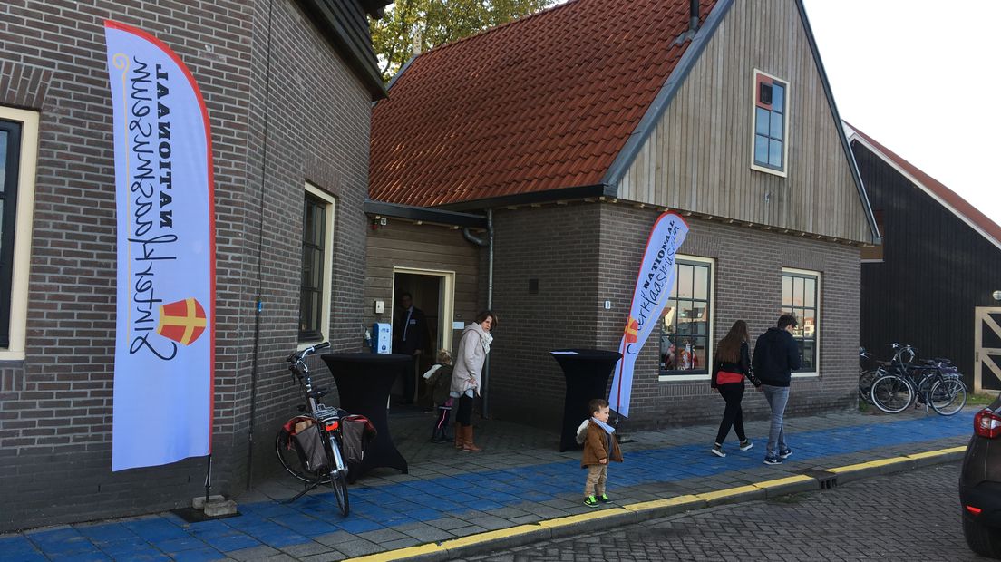 Harderwijk laat er geen twijfel over bestaan: het is dé Sinterklaas-hoofdstad van Nederland. Dus moet het Nationaal Sinterklaasmuseum in Harderwijk komen. Om alvast een voorzetje te geven ging zaterdag een klein sinterklaasmuseum open.