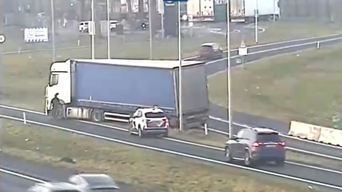 Vrachtwagen rijdt zich vast na 'olifantenpaadje' bij Nieuwegein