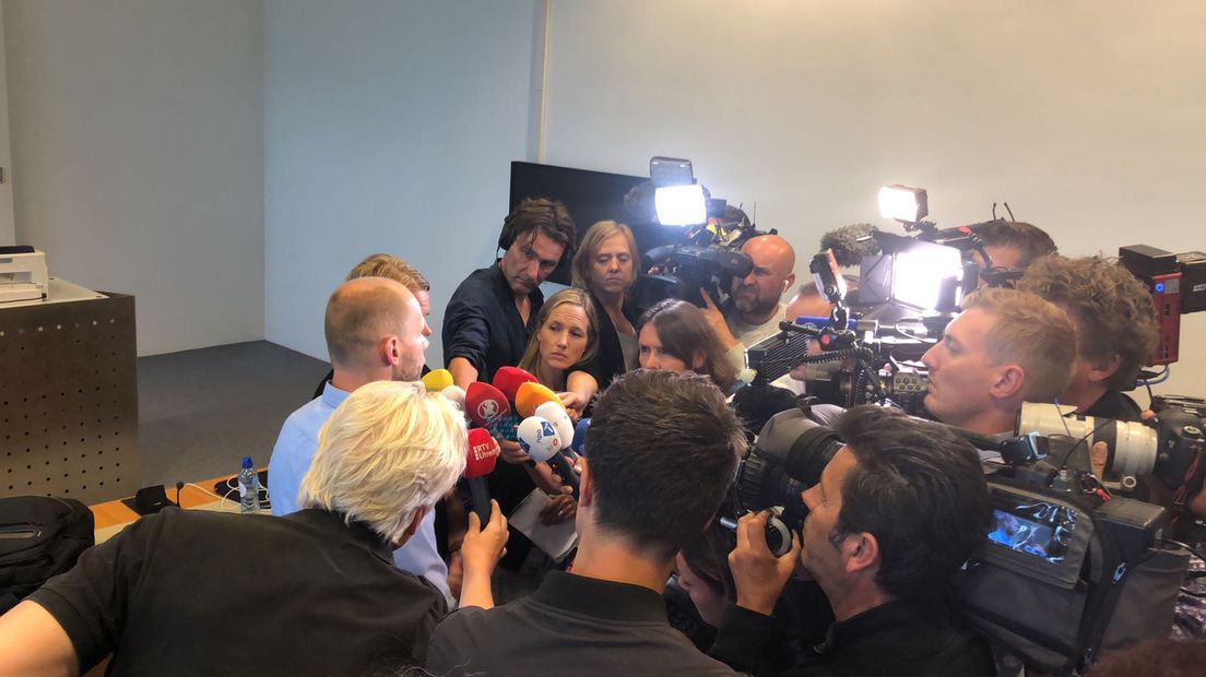Hans Faber, de woordvoerder van de familie Faber, omringd door pers tijdens rechtszaak in juni 2018