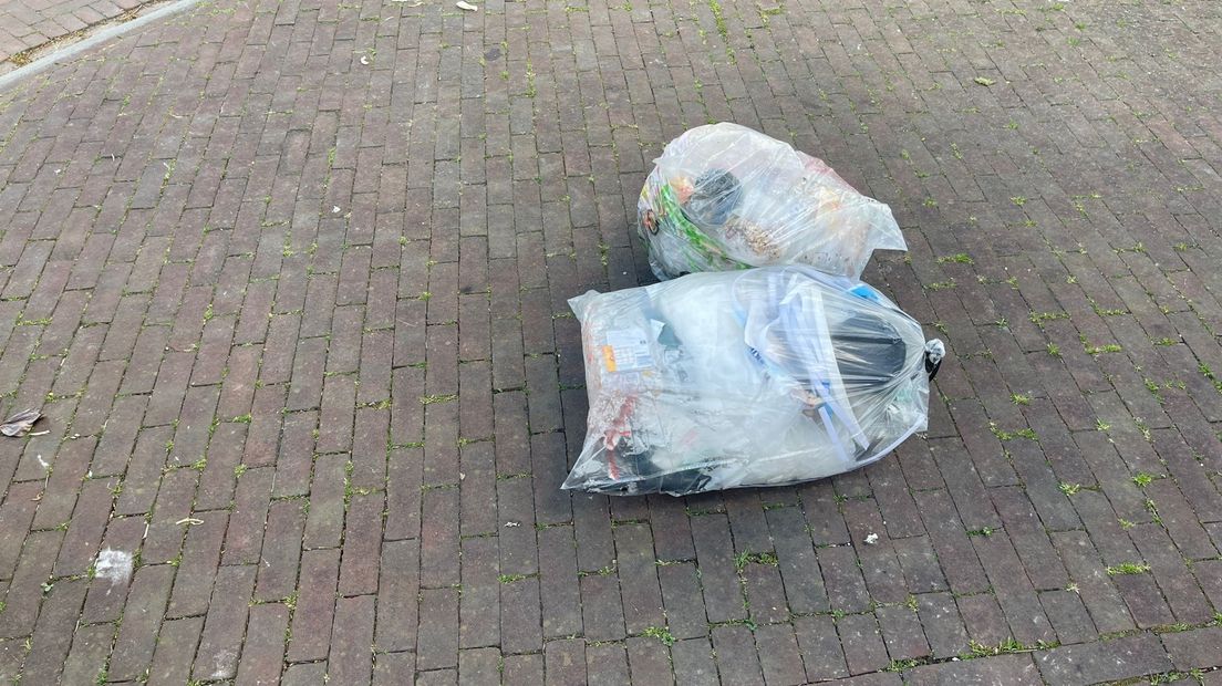 Deze zakken bleven donderdag liggen in Noordhorn